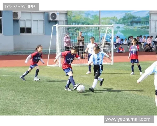 足球巨星亲临指导青少年亲身传授实战技巧提升全面足球素养